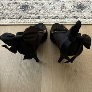 Girls, bows, and clothes. These shoes are a must.